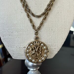 Vintage Pearl Pendant gold necklace.